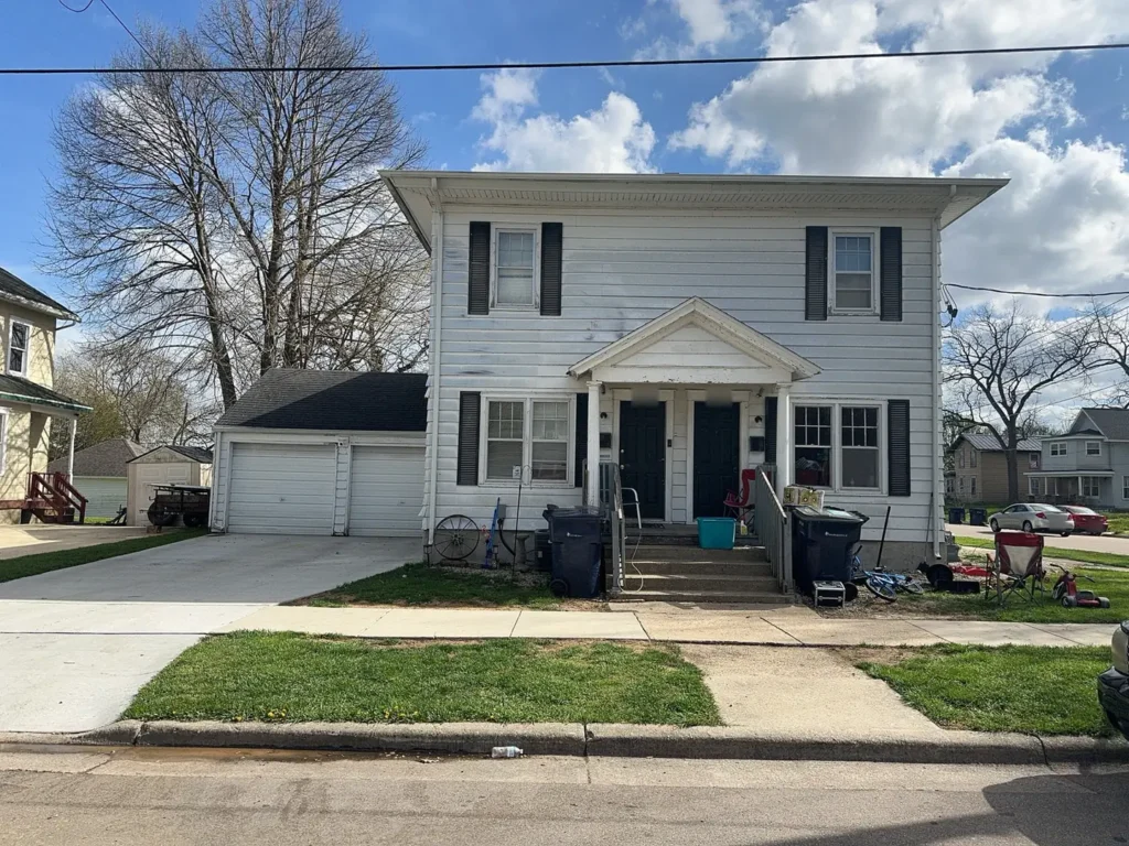 Janesville, WI home with its old siding before new Mastic siding