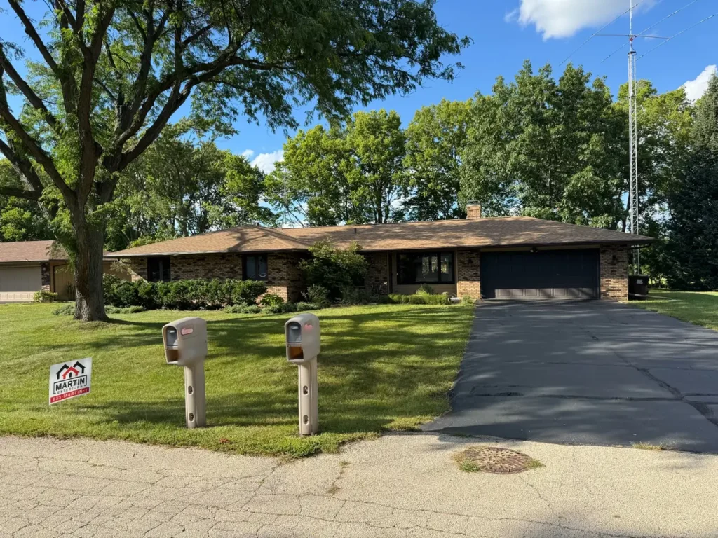 Warm brown asphalt shingle roof over a long brick ranch home in Rockton, IL